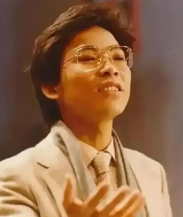 1982年，张明敏唱完《我的中国心》后，被香港乐坛除名，唱片公司也和他解约。
 
