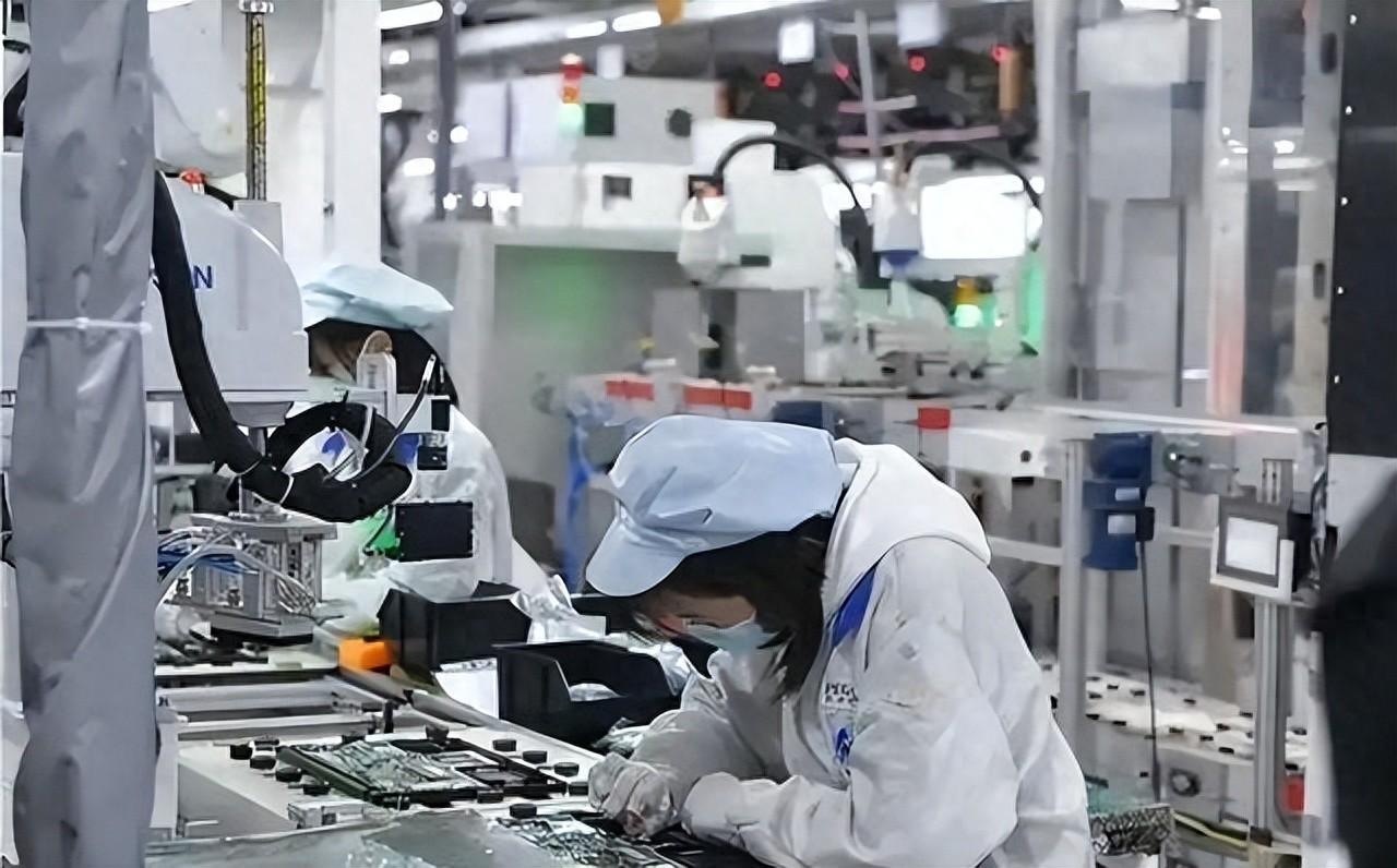 西方不明白：“全世界那么多国家，为何只有中国能成世界工厂？”

西方总爱把中国的