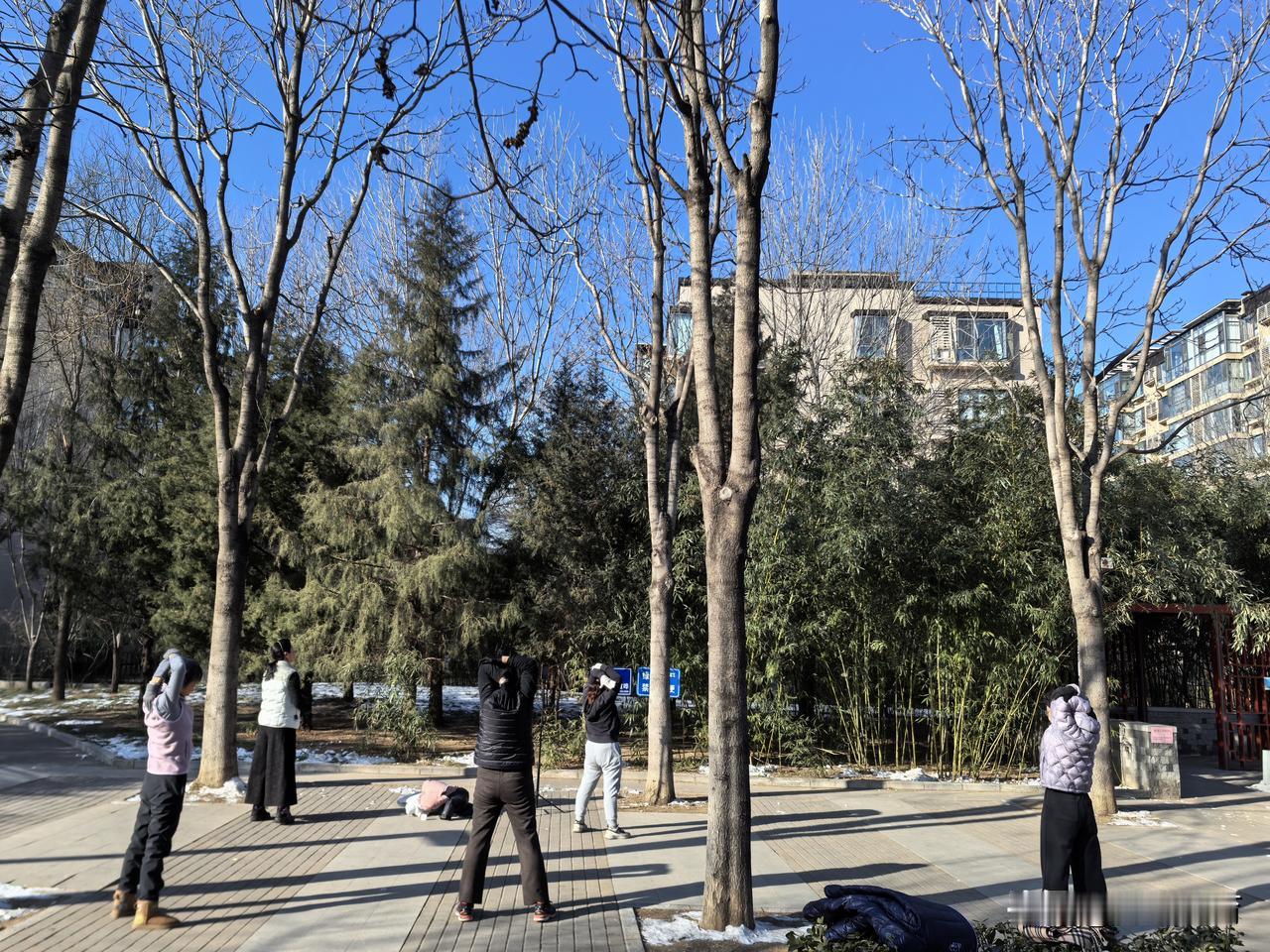 退休人员在小区里晨练