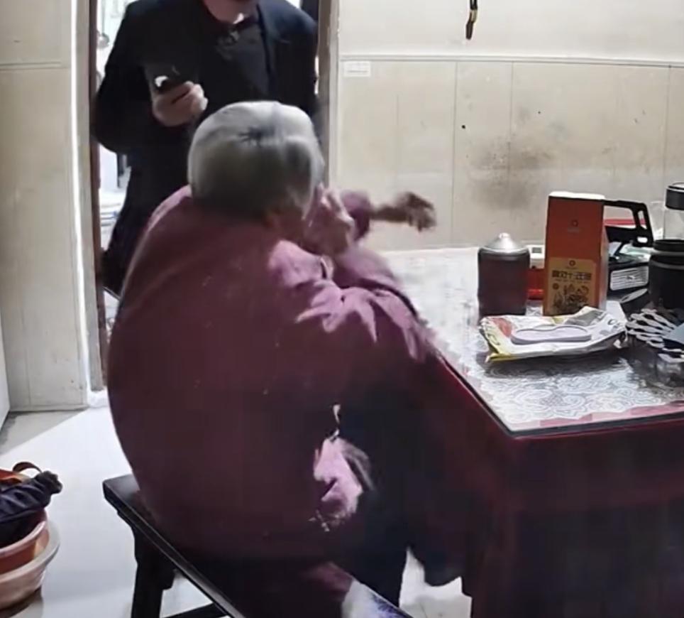 真的是让人肺都快气炸了！男子竟然殴打自己93岁的母亲！
从网传的视频我们可以看到