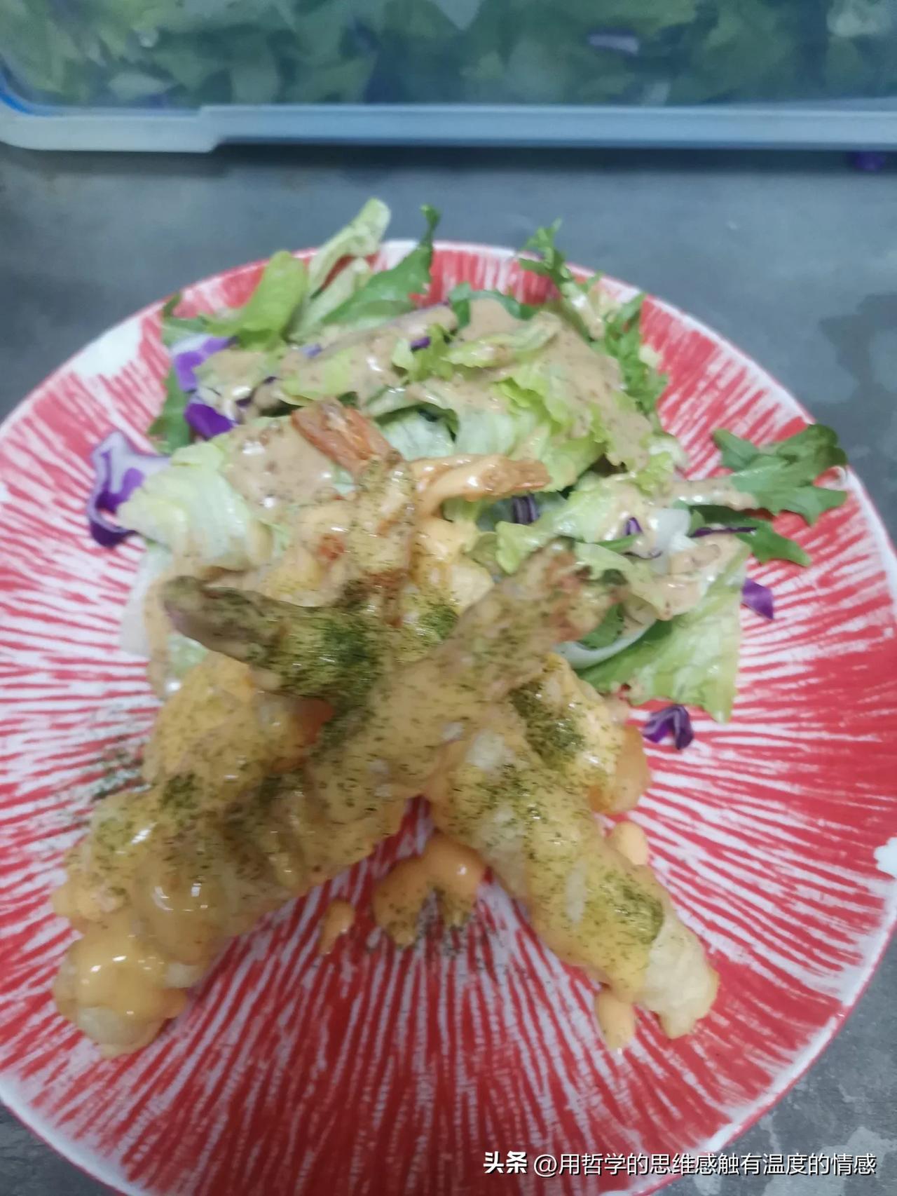 假期去万达广场兼职做“烧烤师”！跟着一位女师傅学到了很多：
1.人要在社会上立足