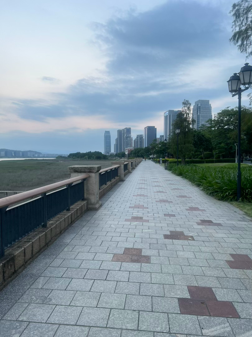 傍晚散步在东江滨公园，江风拂面，看着江景，所有的烦闷都慢慢的治愈了。  ​​​
