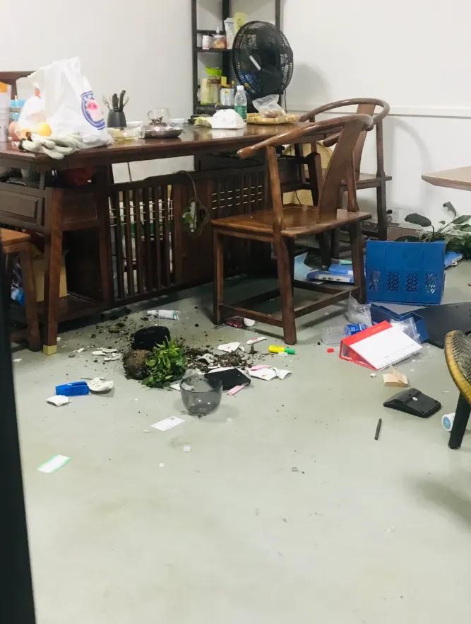 太离谱了！堂哥33岁终于生了个儿子，嫂子却要求孩子跟她姓，本来大伯提了2瓶白酒准