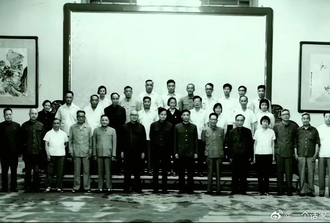杨振宁的一张C位老照片，足可见其分量杨振宁逝世 ​​​
