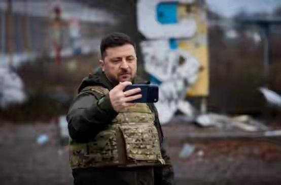 戏子的悲歌终将散场！泽连斯基在华盛顿眼中，已从“抗俄招牌”沦为“停火绊脚石”！美