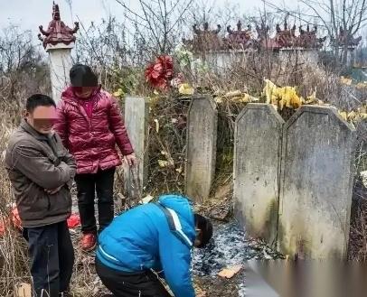 “祖宗显灵？” 湖南，一男子花 16500 元，为父母立了块墓碑，岂料，2 年后