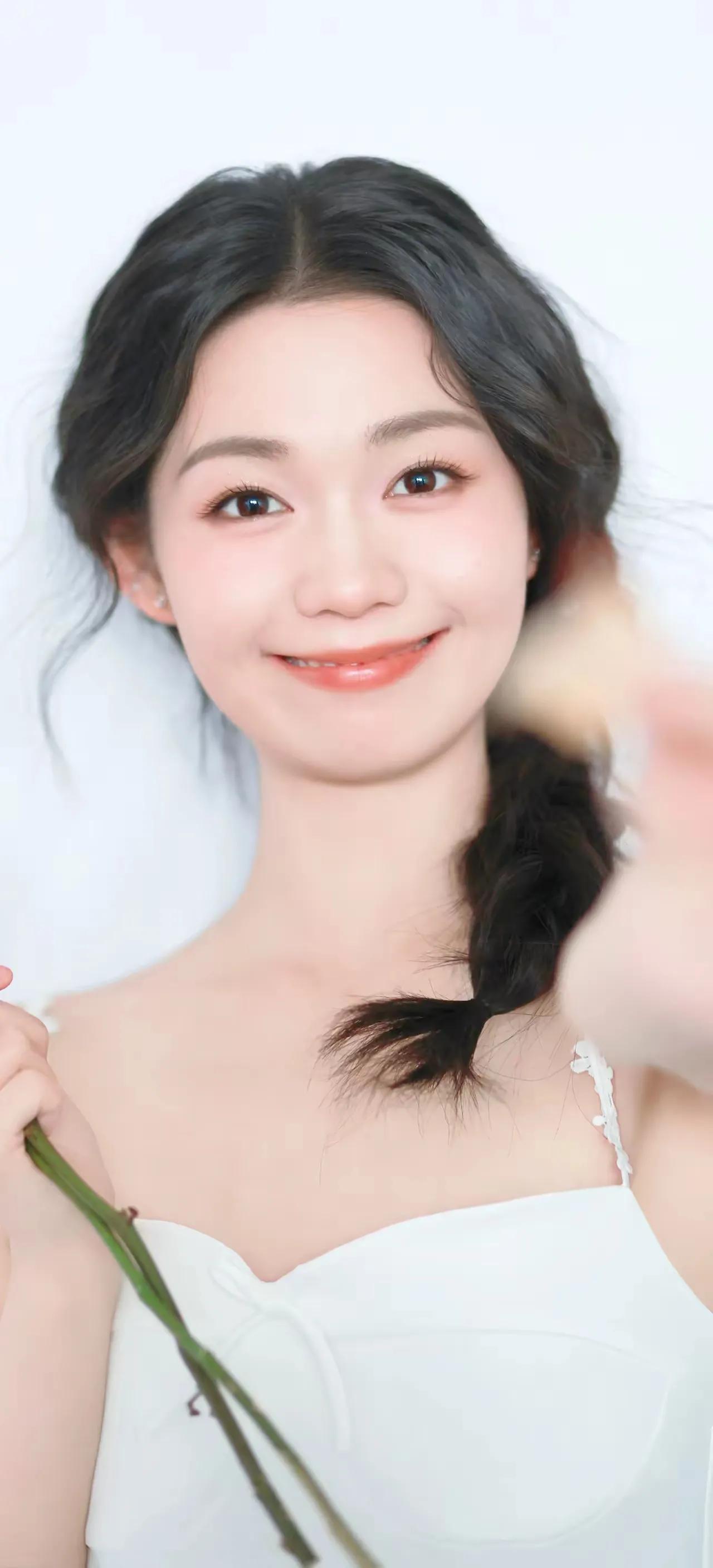 段奥娟美图分享，肤白貌美，可爱迷人最美女星赵露思 女星美照分享 楚楚动人的周也 