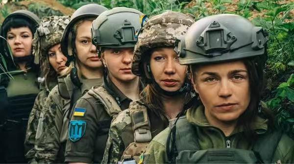 乌克兰女兵真是凶猛，敢直接向穿着海魂衫的俄罗斯海军步兵冲锋！俄军太平洋舰队海军陆