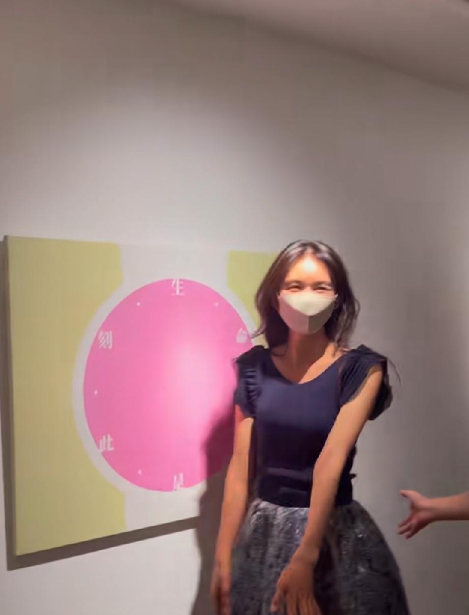 林志玲现身东京蔡康永画展

一直含胸，还戴着口罩，直到蔡康永让她取下来，说闲谈一