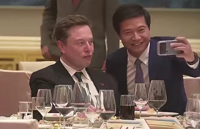 刷到一个视频，某女博主义愤填膺地说，在如此重要场合，国内知名企业家面对外国企业家