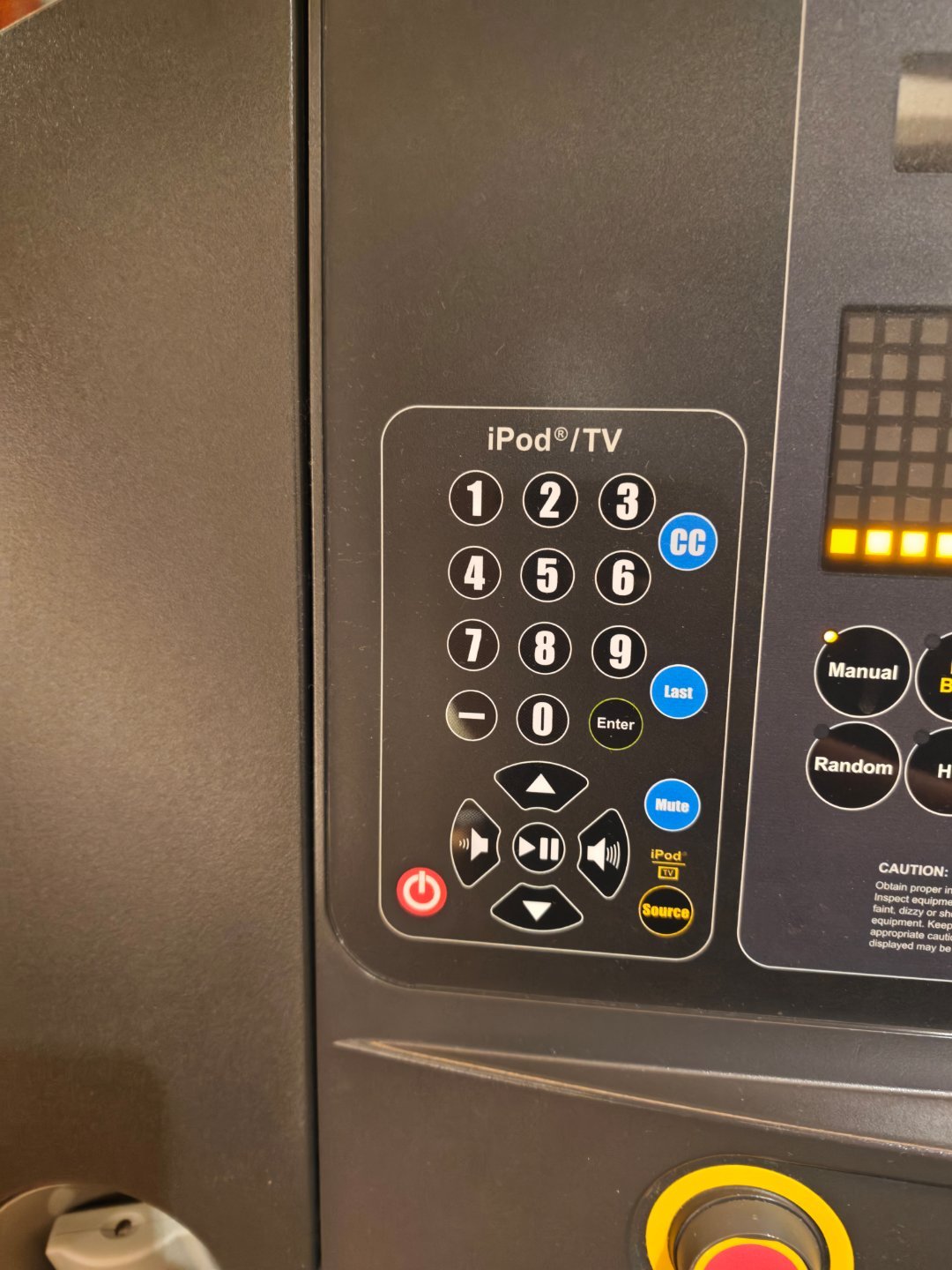 当年的高档跑步机居然是这样的，有带遥控器有屏幕可以连接iPod 