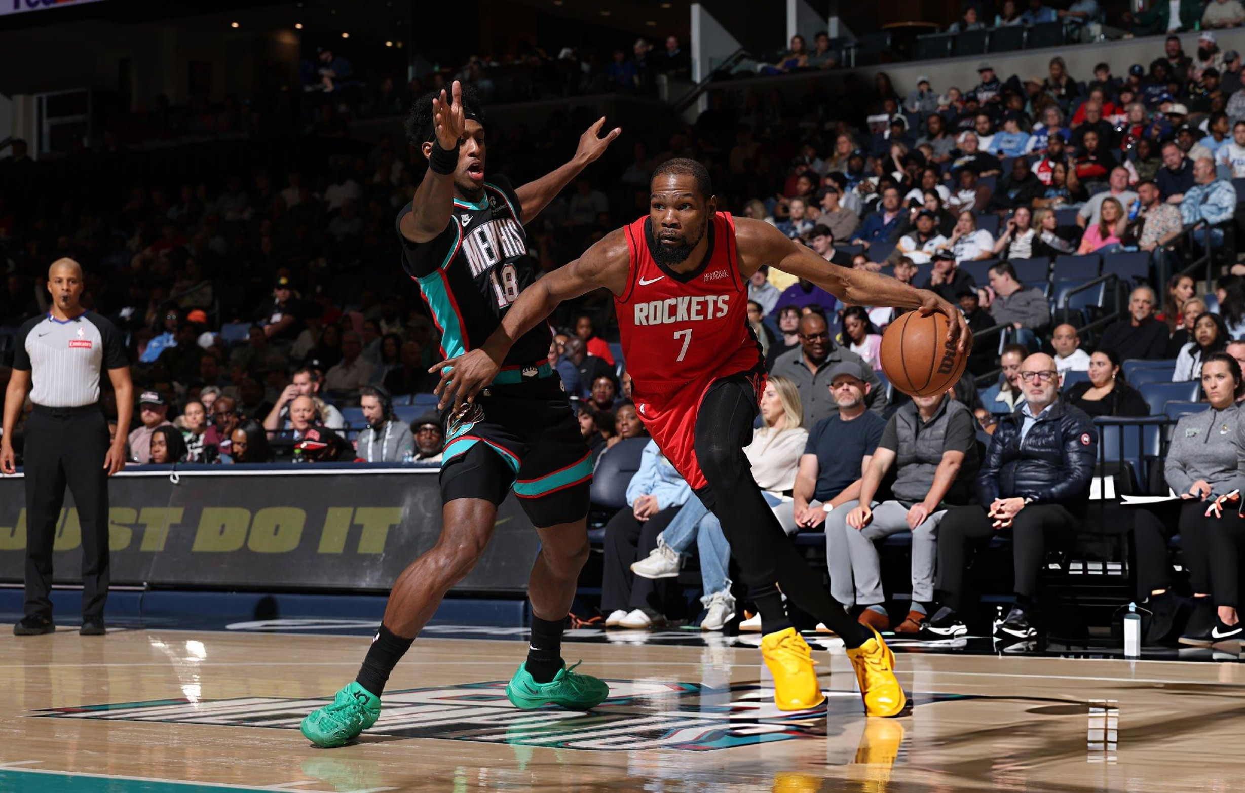 杜兰特今日上脚 Nike KD 19，全场贡献 25 分 6 篮板 10 助攻，