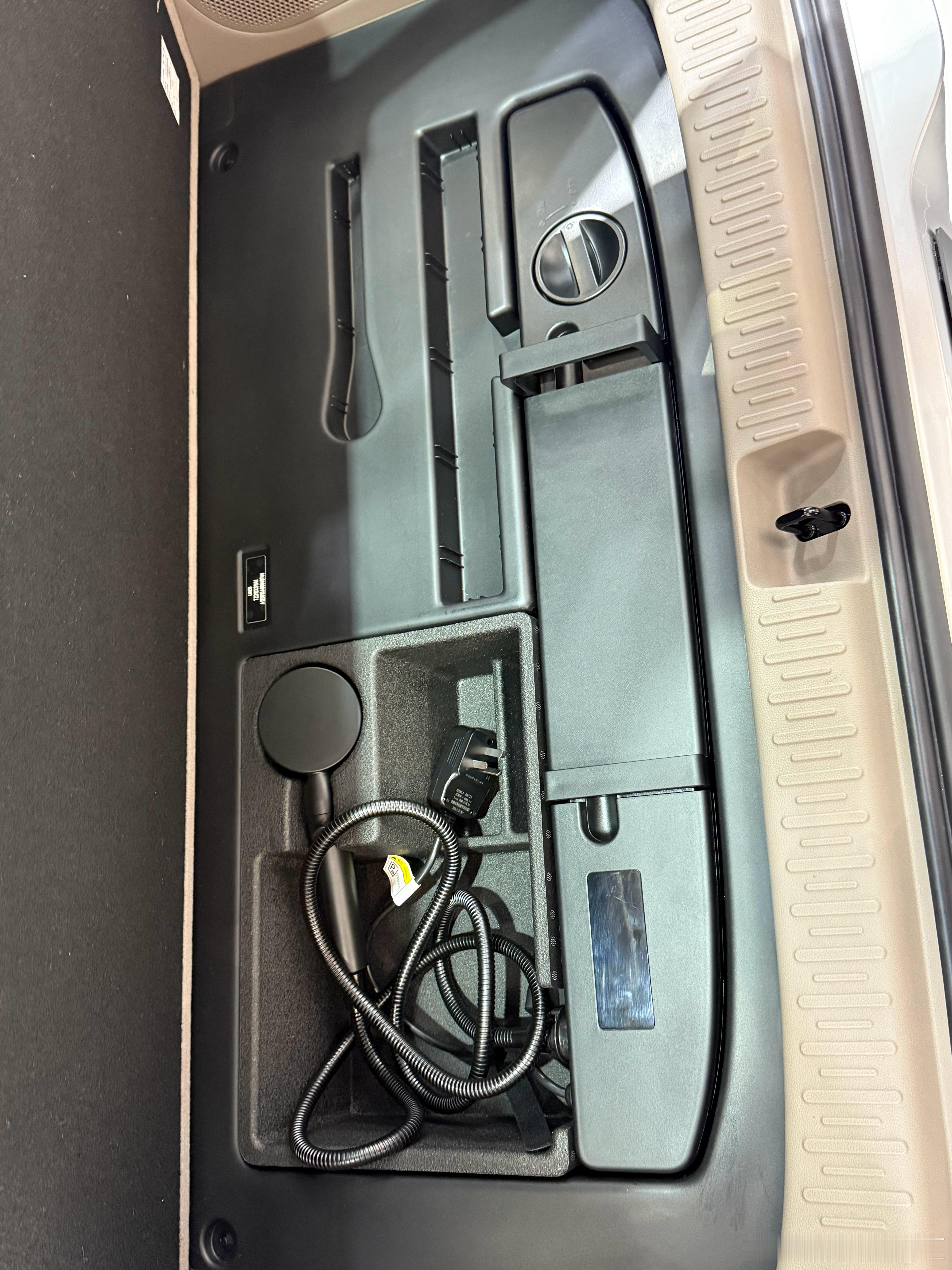 智己的LS9的洗澡套装今天也是看到了，在后备箱盖板下面放着水箱和花洒，相当于买车