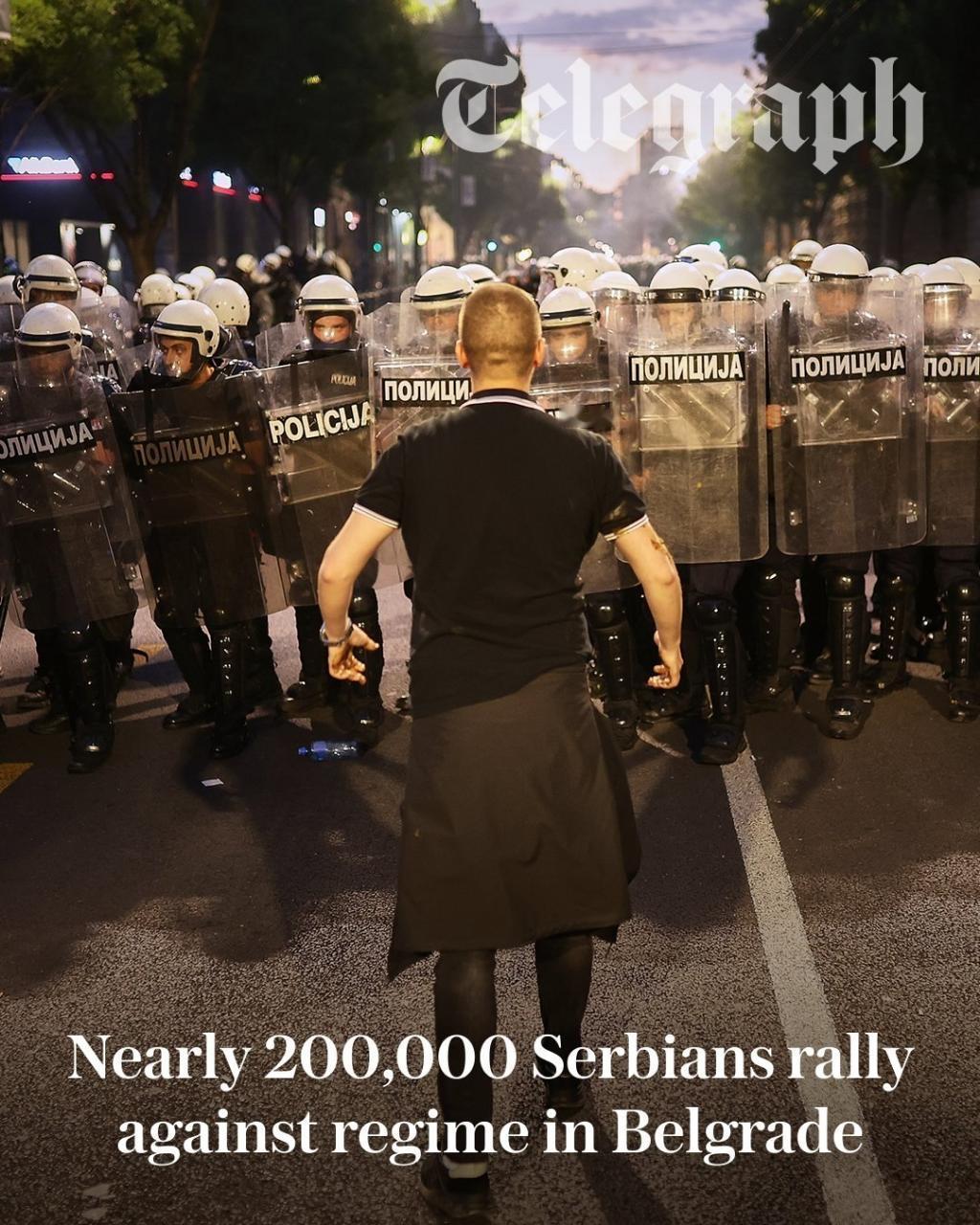 在数万人涌入贝尔格莱德参加反政府示威后，抗议者与防暴警察在当地发生冲突。了解自2