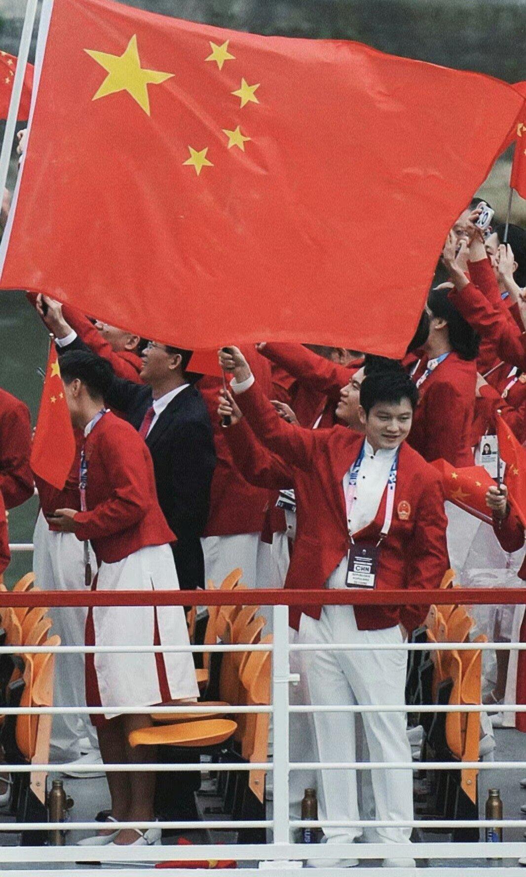 我追随的那抹红，经历岁月里层层叠叠，如今又郑重的添上独属于樊振东的这一笔，热烈且