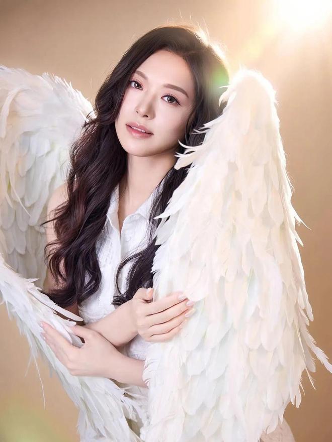 冯盈盈曾是港姐冠军，备受力捧，接连出演多部重头剧，虽已毕业但未闻拍剧消息。常在社