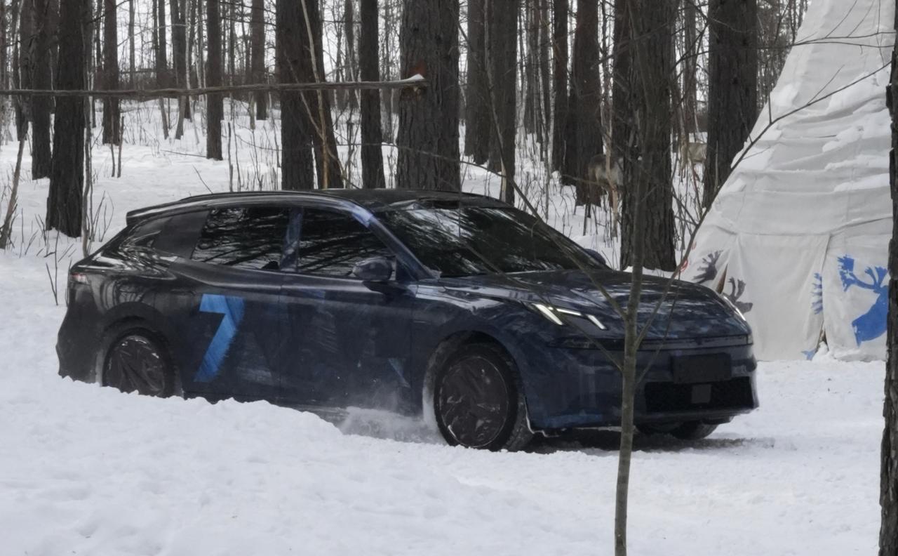 又一款猎装车来袭？领克07旅行版外观谍照曝光
日前，领克07旅行版轻度伪装外观谍