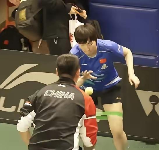 王曼昱谈及身体状况只有坚持成都混合团体世界杯，比赛场馆后台，王曼昱在体能教练孙奇