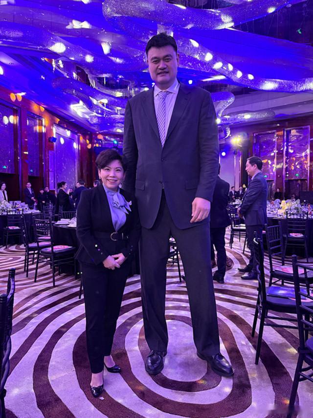 当姚明和邓亚萍站在一起时，最萌身高差诞生了[大笑]

已知亚萍姐身高1米55，请