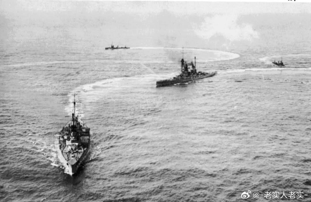 德皇海军赛德历茨号战列巡洋舰引导新锐的兴登堡号战列巡洋舰进行训练，摄于1917年