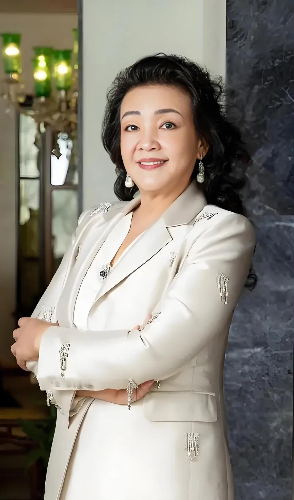 张兰声称已起诉，美容院 老板，张兰和汪小菲真的很爱说起诉别人这种话。她老了以后的