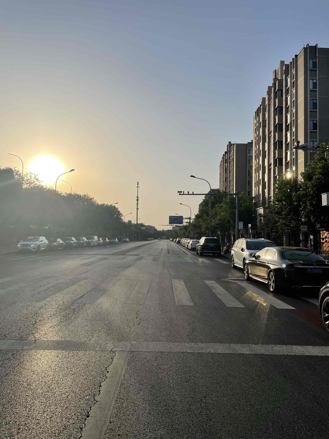 初夏的北京，晨光默默地陪伴着我跑步，跑步声让心静下来。我是用最低的运动成本，给自