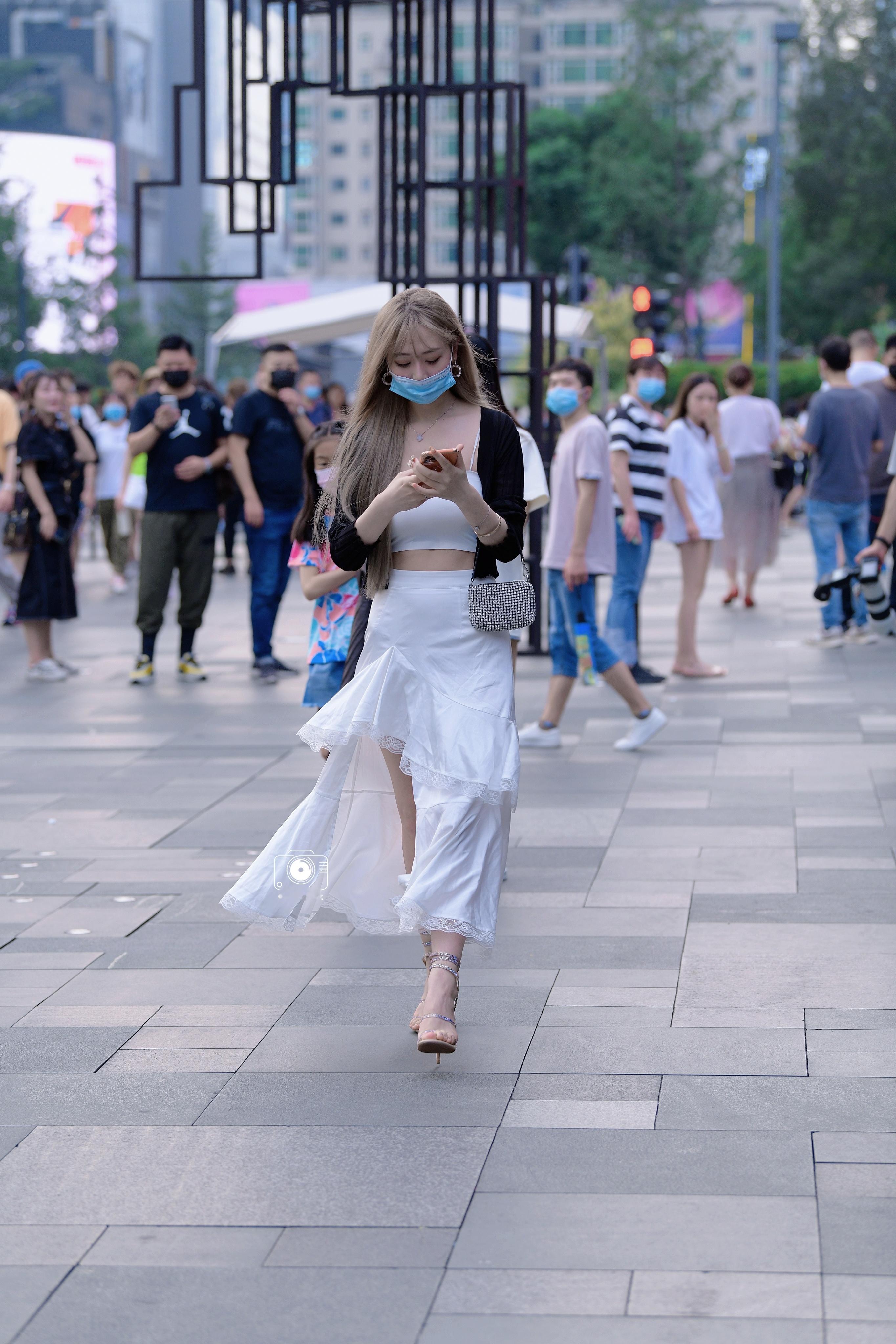 街拍[超话]  头发这种颜色很显白！ 街拍  [吃瓜][吃瓜][吃瓜] 