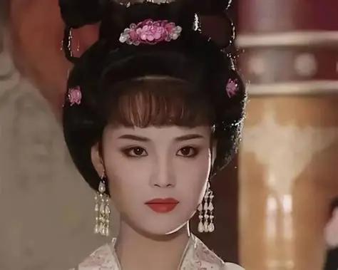 上官婉儿的一生，起点是一场灭门之祸。她的祖父上官仪，曾是朝中重臣，因替皇帝草拟过