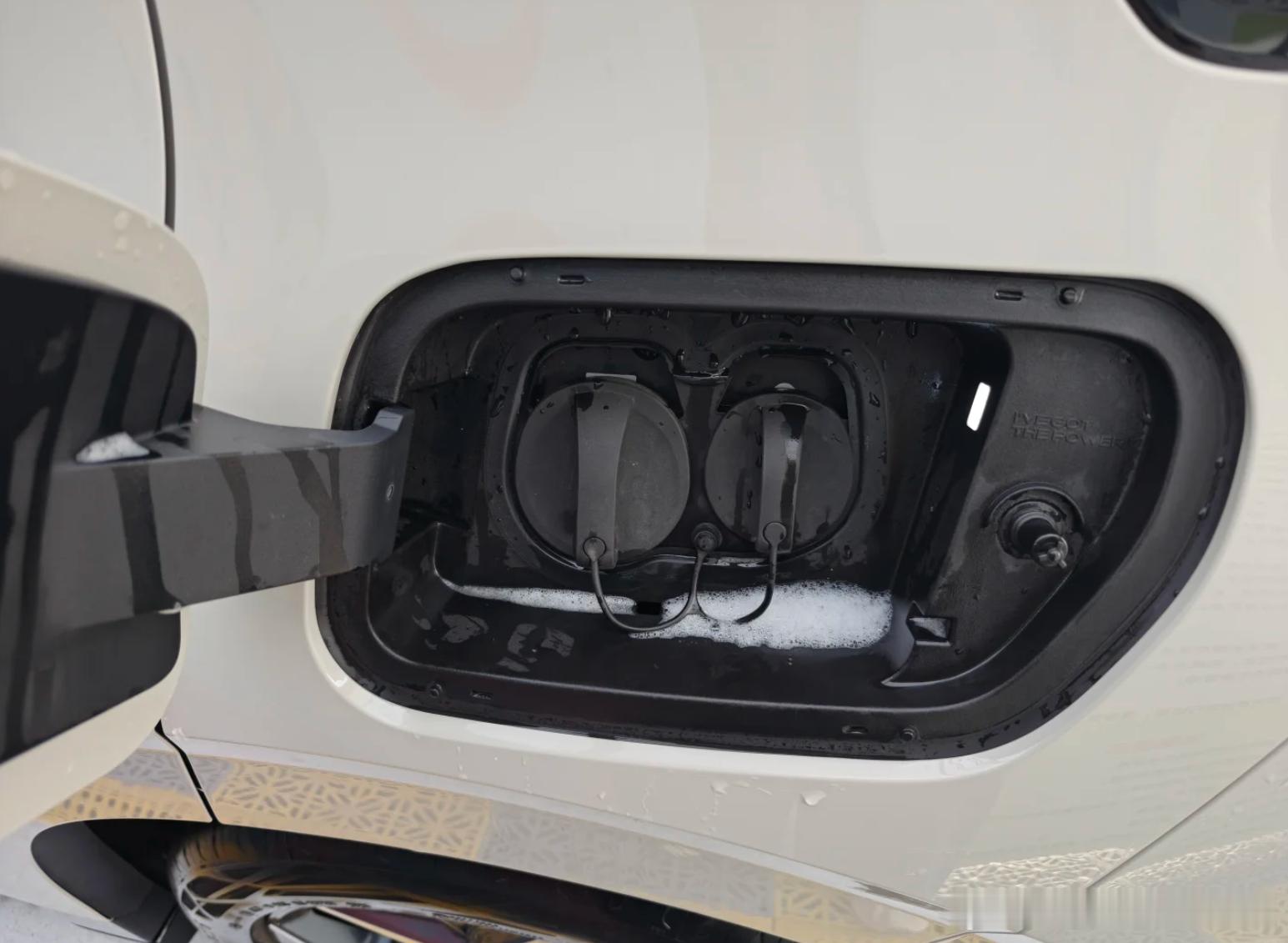 洗车的时候，怎么避免充电口积水？ 