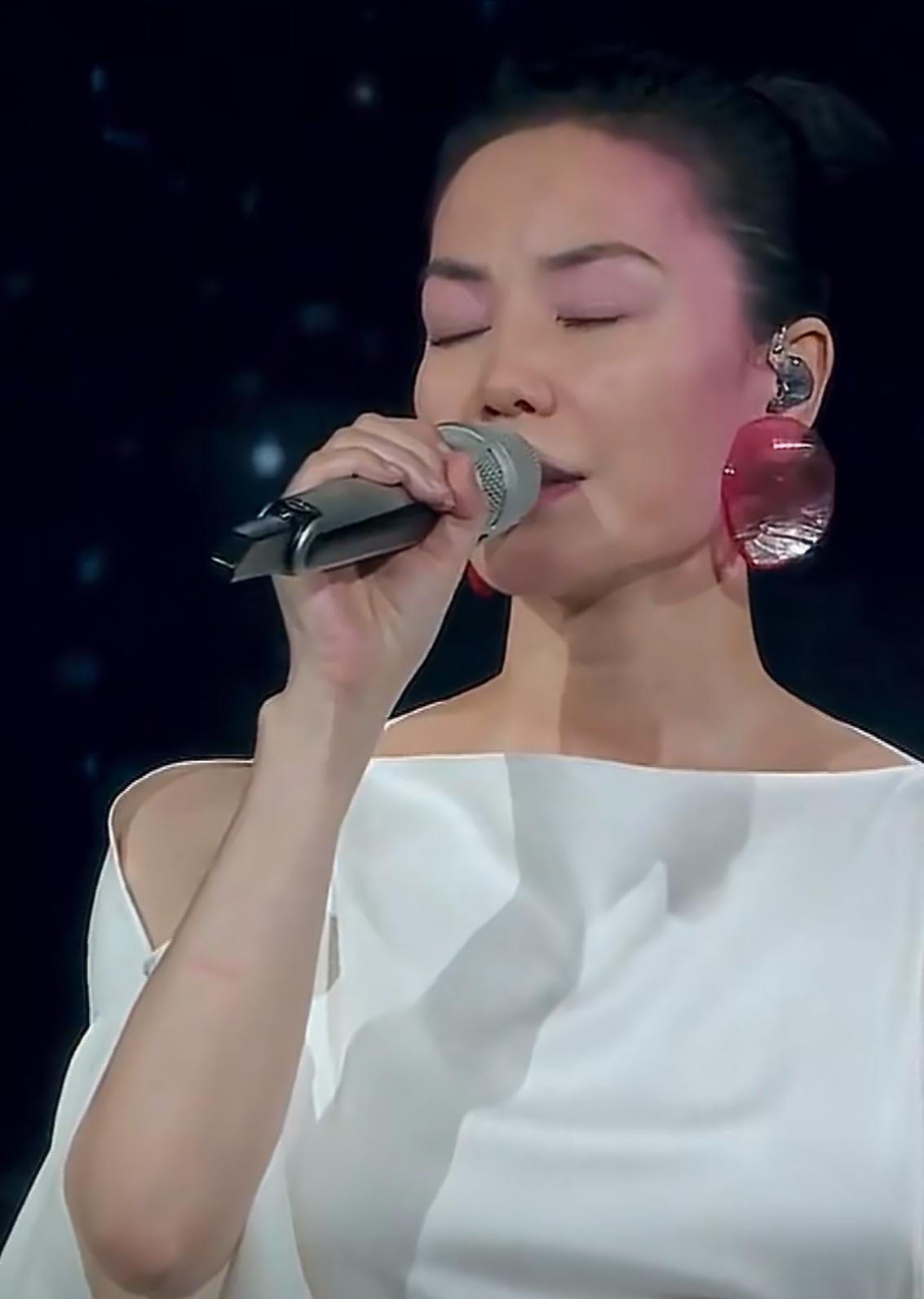 王菲接了李谷一的班。
果然还是王菲。
她的歌声依旧富有感染力，空灵、纯净宛若天籁