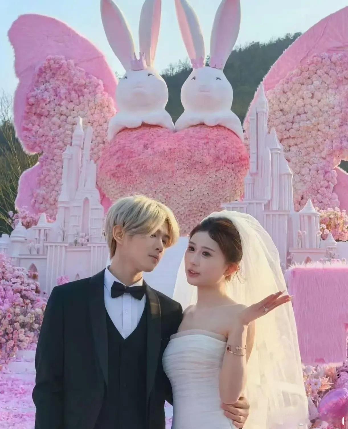 鹿哈向女友求婚成功 不得不说，这小子是懂得流量密码的，造型模仿鹿晗，接吻姿势模仿