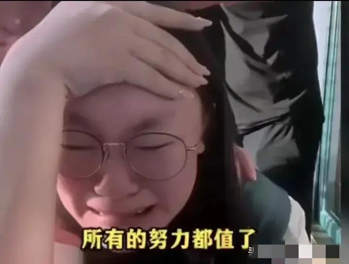 又是高考查分时刻，几家欢喜几家忧愁几家落泪。大家都希望取得好成绩，看看这个女孩，