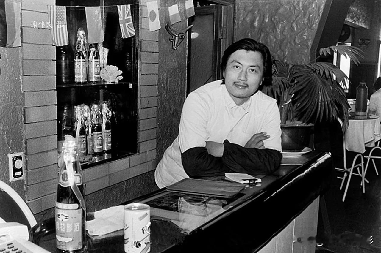 #谢伟民老照片#  1989年元月，原沈阳军区前进歌舞团扮演毛泽东的演员韩适，离