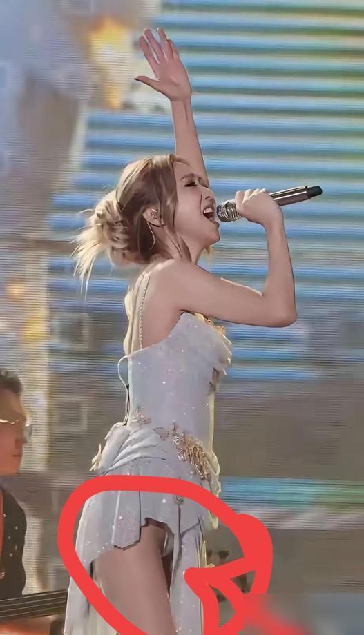 42岁薛凯琪，重庆演唱会没穿安全裤。 
39度高温，她穿着剪短10厘米的薄纱裙上