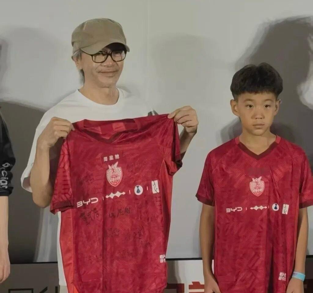 周星驰与比亚迪赞助的足球小将路演！周星驰导演的《功夫女足》全国上映，在路演环节，