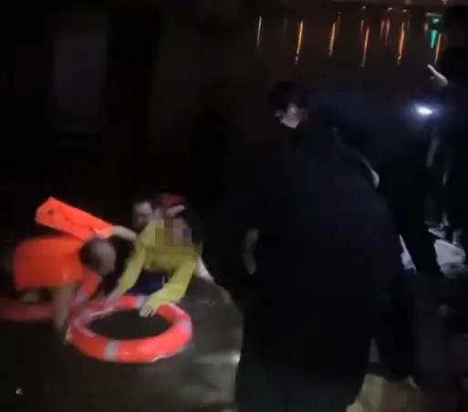 12月9日凌晨，长沙两位钓鱼爱好者在冰冷河水中勇救落水女孩，展现了人性光辉。这一