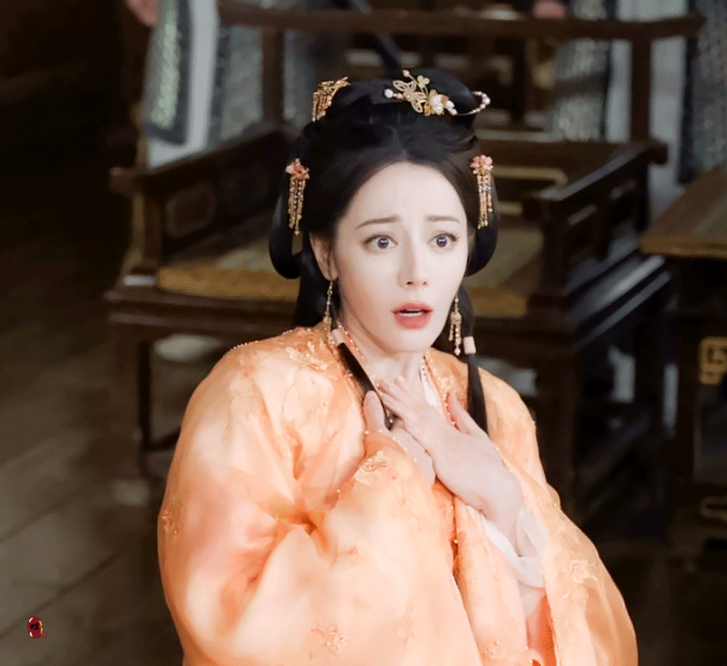 迪丽热巴曾回应长时间未进组无戏拍美女挺可怜的，资源一直不大好，这个年纪了还在拍古