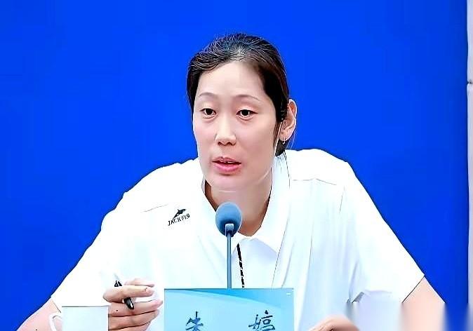 聊聊女排那件2号球衣。
朱婷人还没说要退，那件她穿了多年的战袍，就直接给了新人。