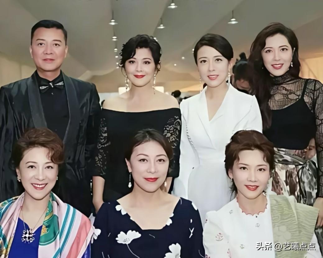 我顶多算个半吊子影迷，也就只认出了前排那三位影星——王馥荔、岳红、何赛飞。
真正