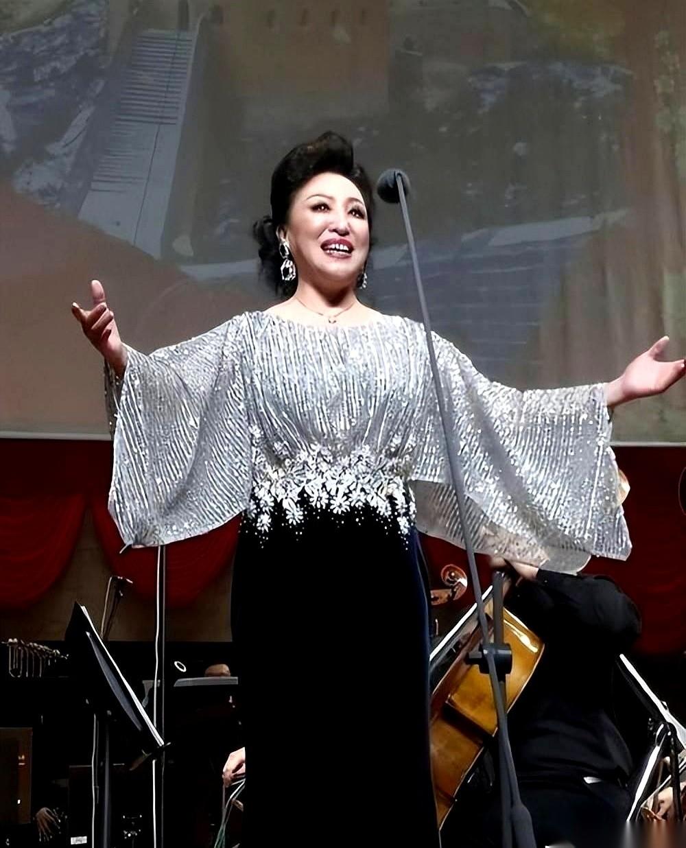 沈阳音乐学院，出了两位教授。
一位63岁，叫白丽萍，是带出了无数学生的声乐硕导，