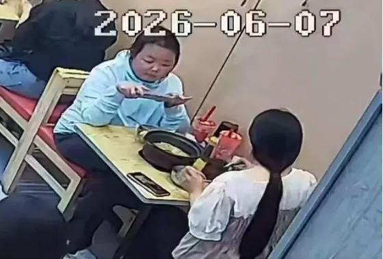 咱说整这一出图啥呢？俩姑娘先把米线夹出来，然后拿出手机卡卡一顿猛拍！完了在平台上