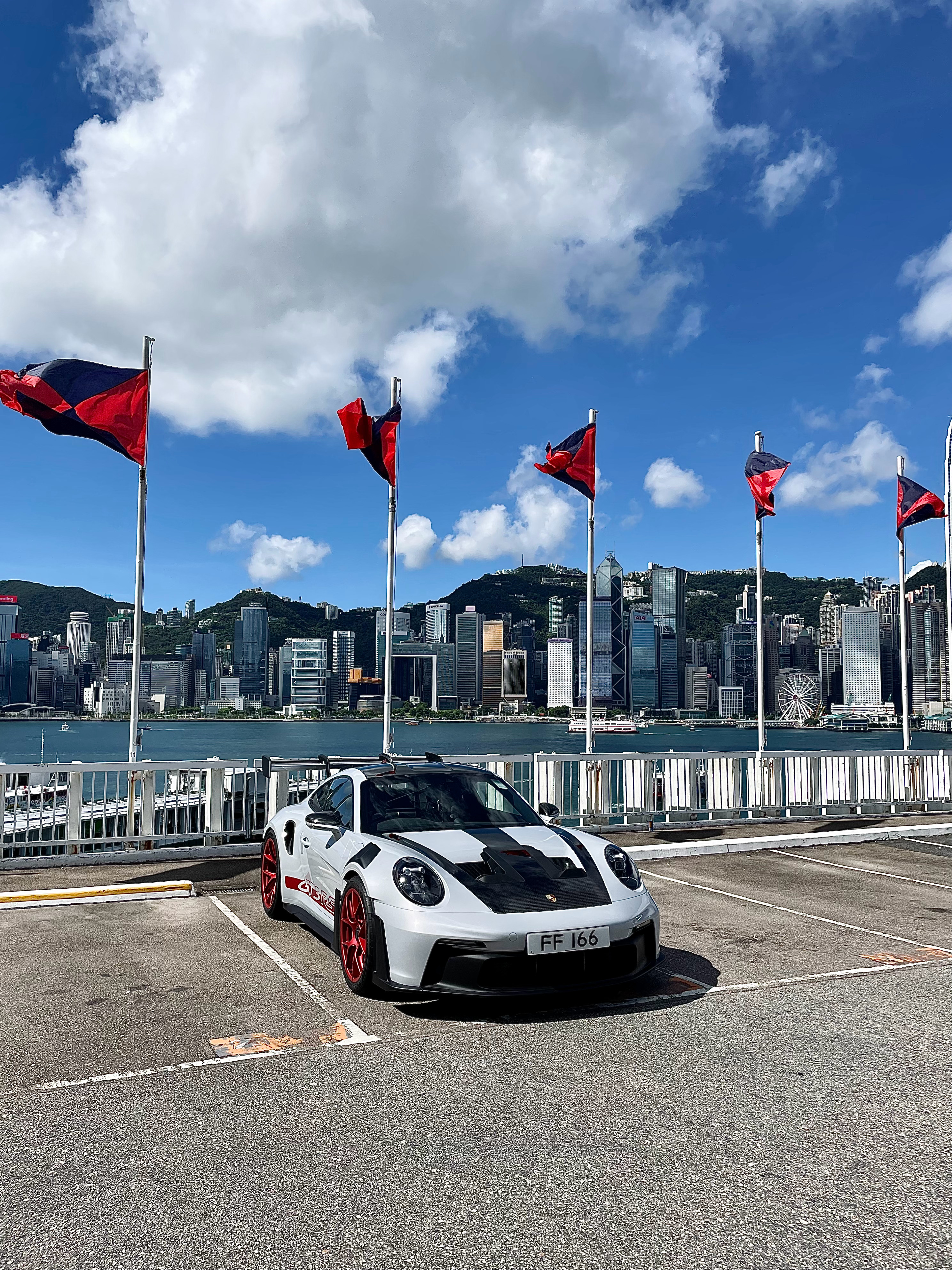 一大早就被太阳烤焦，今早拍摄大菠萝的时候，偶遇了992GT3RS！[憧憬] 我以