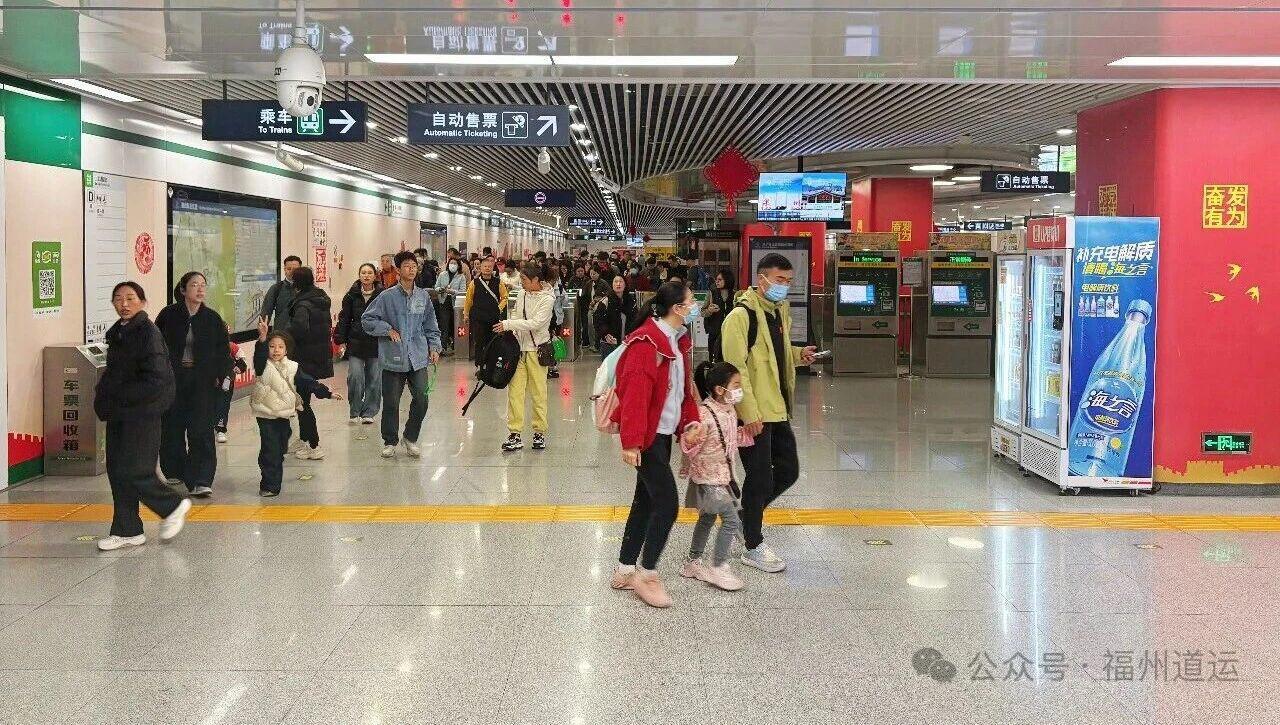 经初步估算，12月31日18点至1月1日凌晨2点，地铁送运输旅客约58.5万人次