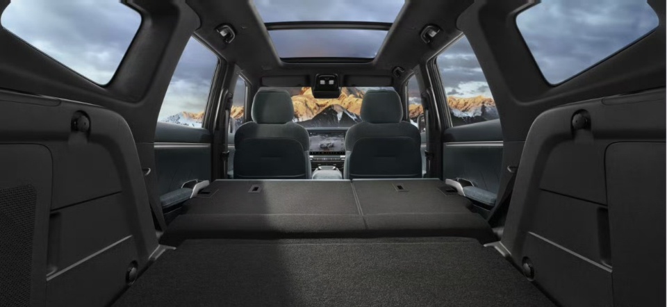 深蓝G318马上就要正式发布了，我发现这个车还真挺有意思，从命名你就知道它的定位