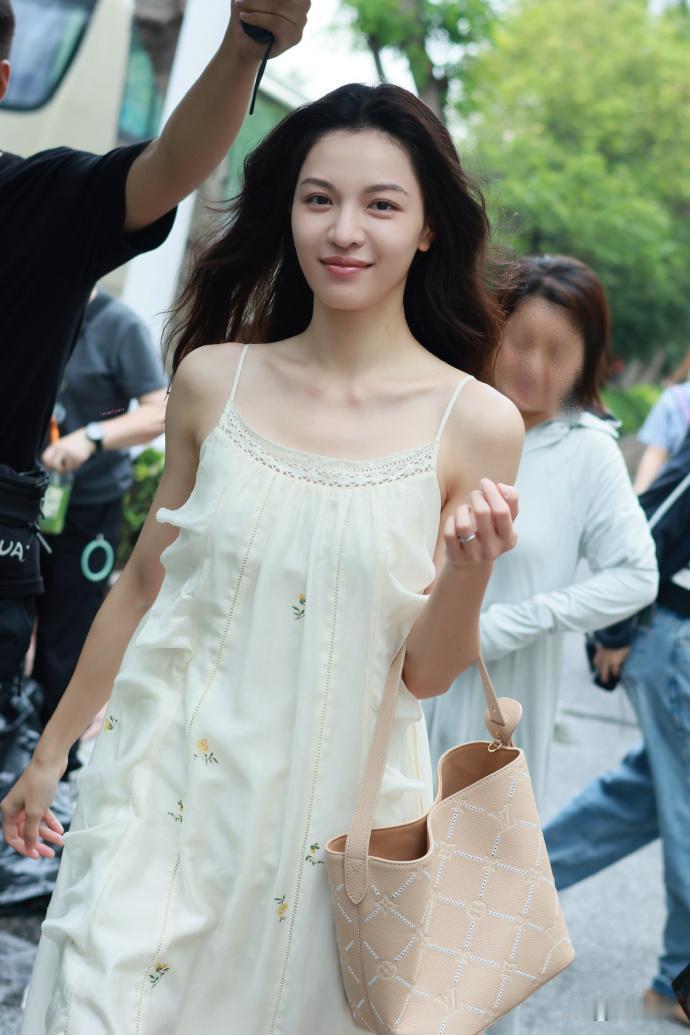钟楚曦私服简约又有巧思，刺绣蕾丝吊带裙上身，清爽时髦还格外显年轻。 