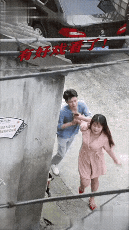 大街上，女人拉着一个男人走进胡同，女人给了男人一嘴巴，说“你个渣男，为什么要和我