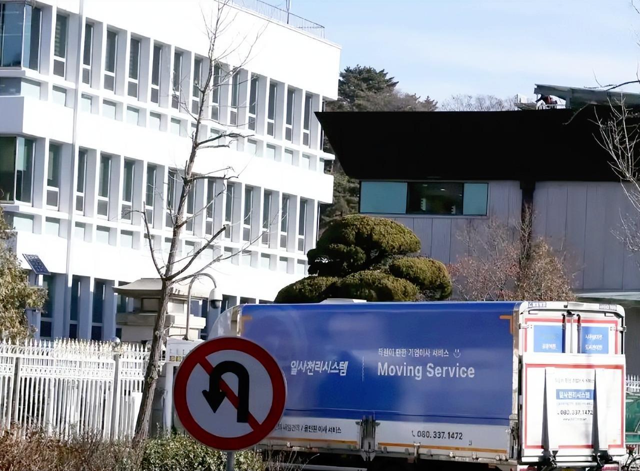 韩国总统府这波操作是真能折腾，刚在龙山待了三年七个月，又麻溜迁回青瓦台了，12月