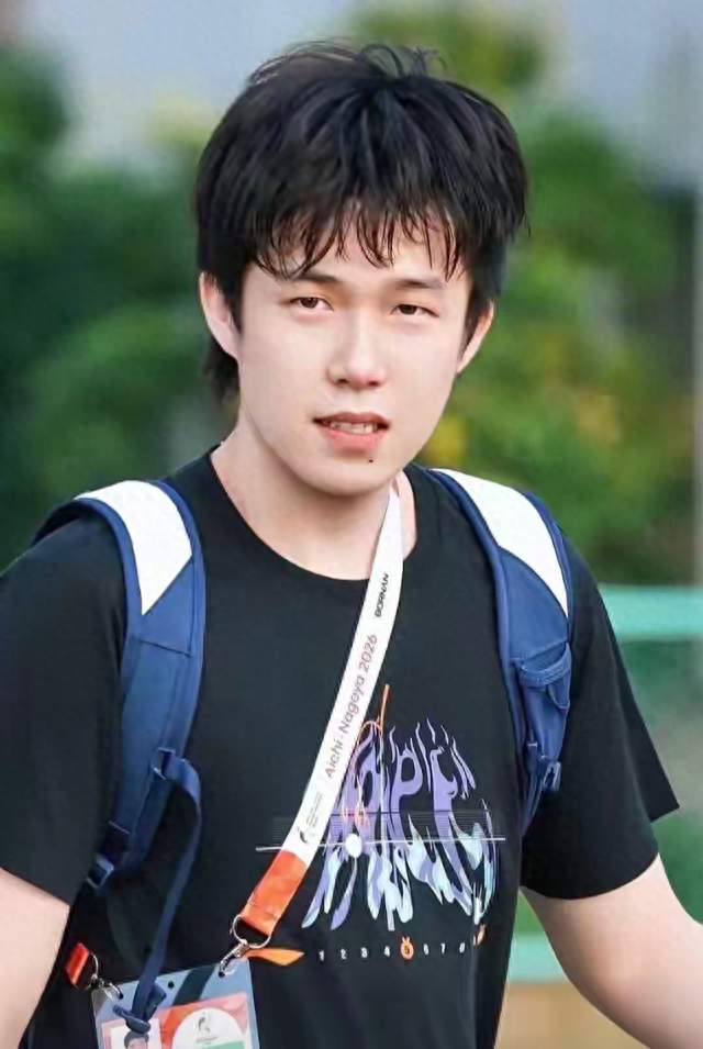 国乒队长真拼命！王楚钦亚运适应场地强度拉满，累到弯腰90度喘气