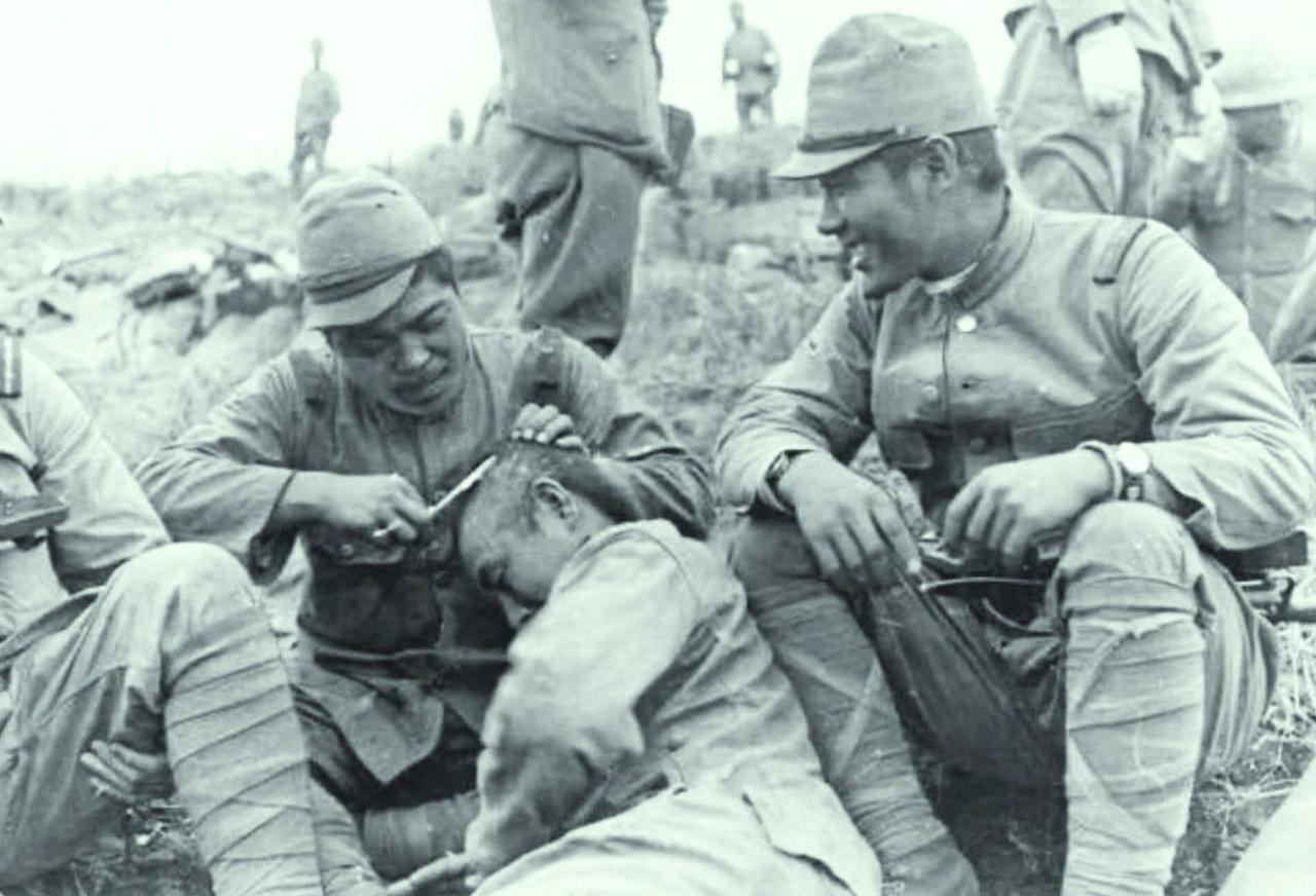 照片展示了诺门罕战役（历史上也称为诺门罕事件）期间，日本帝国陆军士兵在野外互相理