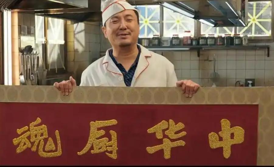 西方精英们坐不住了。
 
一部讲述中国厨师在中东战火中开餐馆的电影，竟让《经济学
